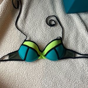Xhilaration Bikini top in size M